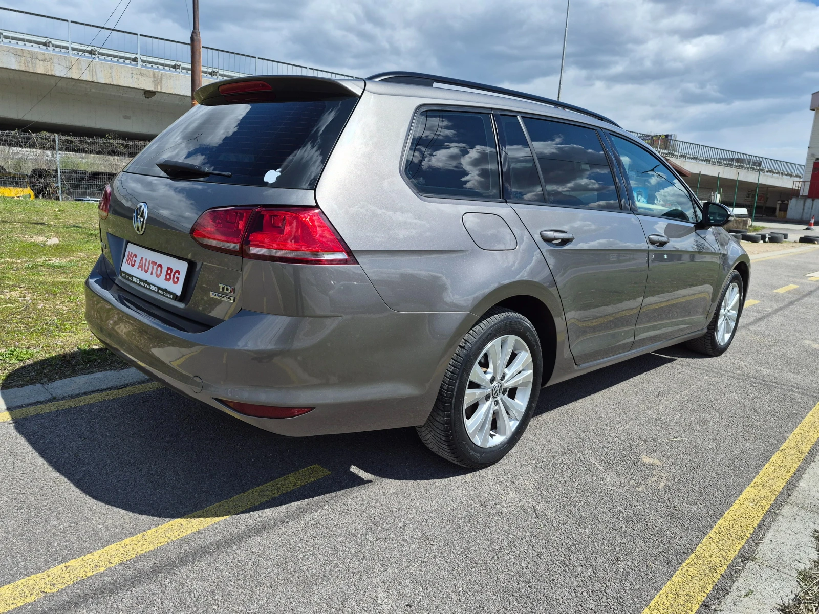 VW Golf Variant 1.6D АВТОМАТ, снимка 7 - Автомобили и джипове - 54198368