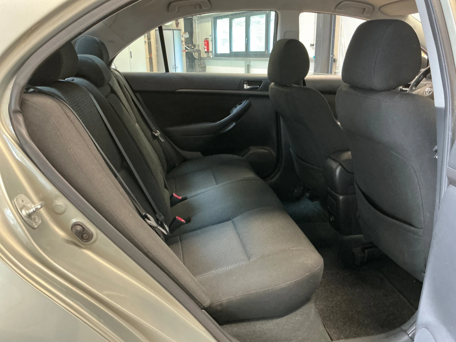 Toyota Avensis 2.0i SOL LIFTBACK, снимка 11 - Автомобили и джипове - 55391177