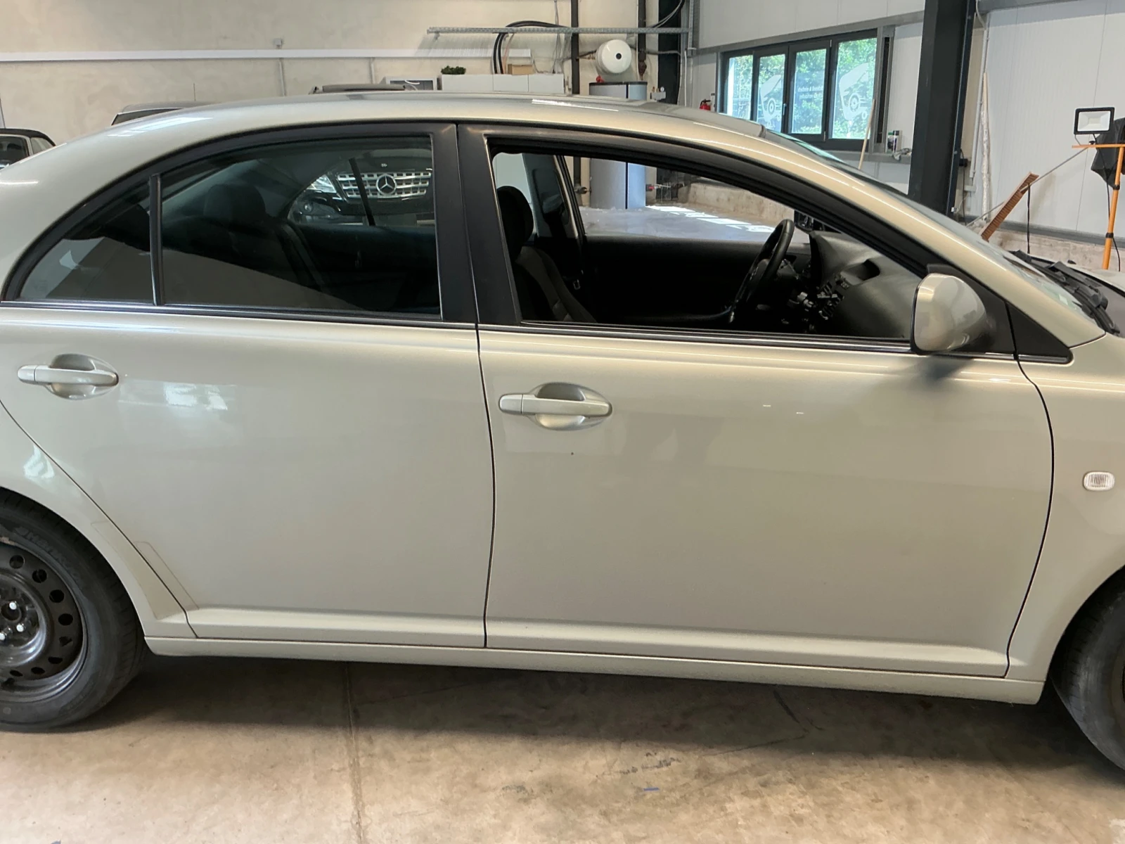 Toyota Avensis 2.0i SOL LIFTBACK, снимка 6 - Автомобили и джипове - 55391177