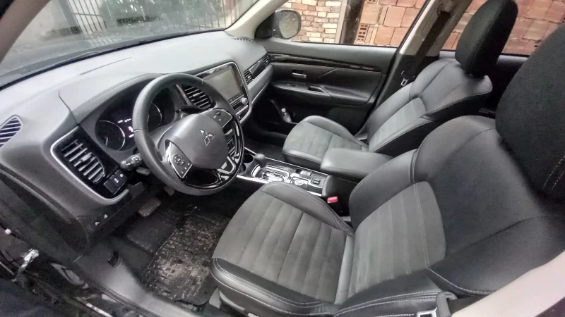 Mitsubishi Outlander 2.4SE 4x4 седем места, снимка 6 - Автомобили и джипове - 48295767