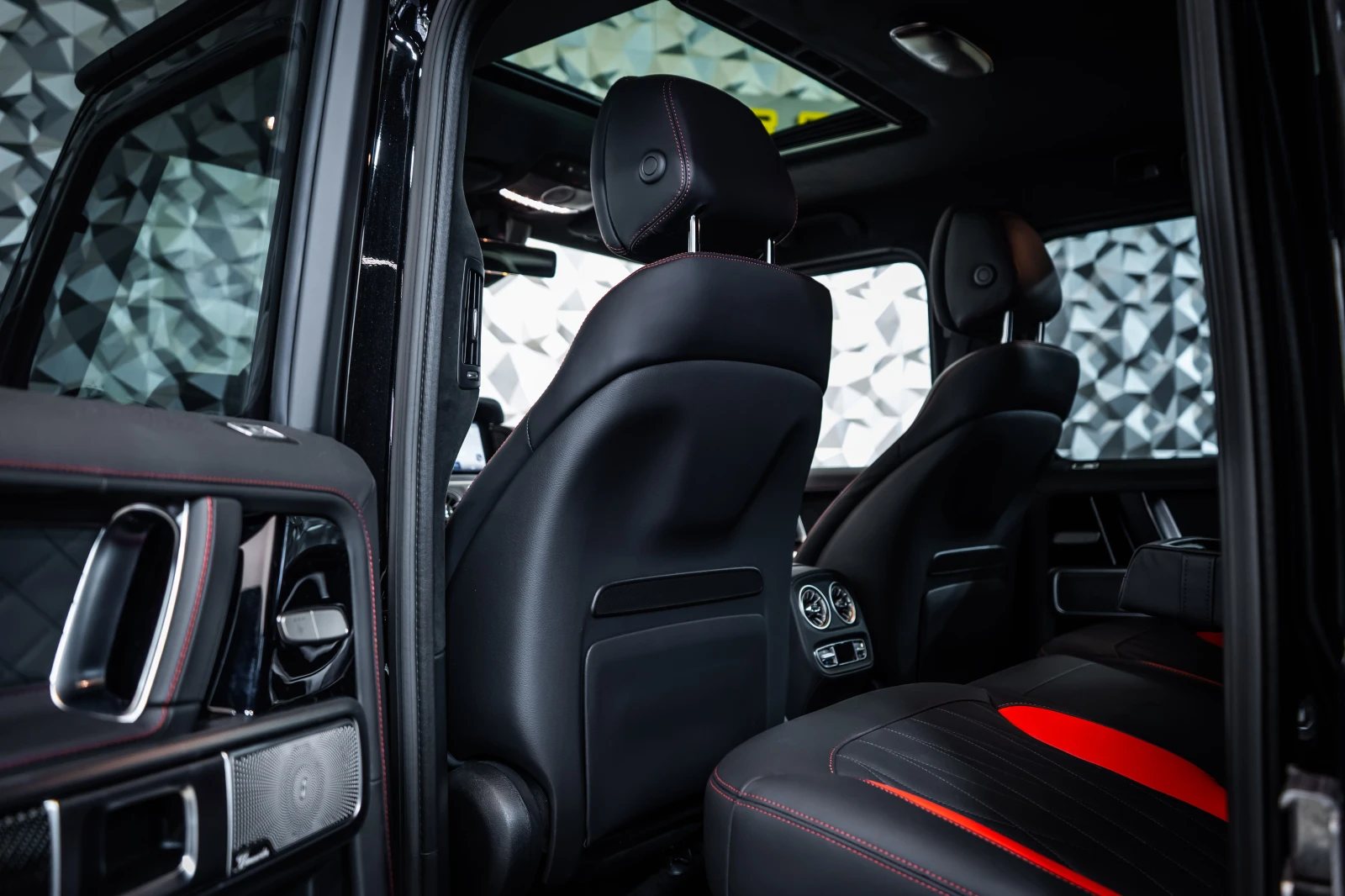 Mercedes-Benz G 63 AMG 4M AMG* Night* Pano* Burm, снимка 14 - Автомобили и джипове - 55143474