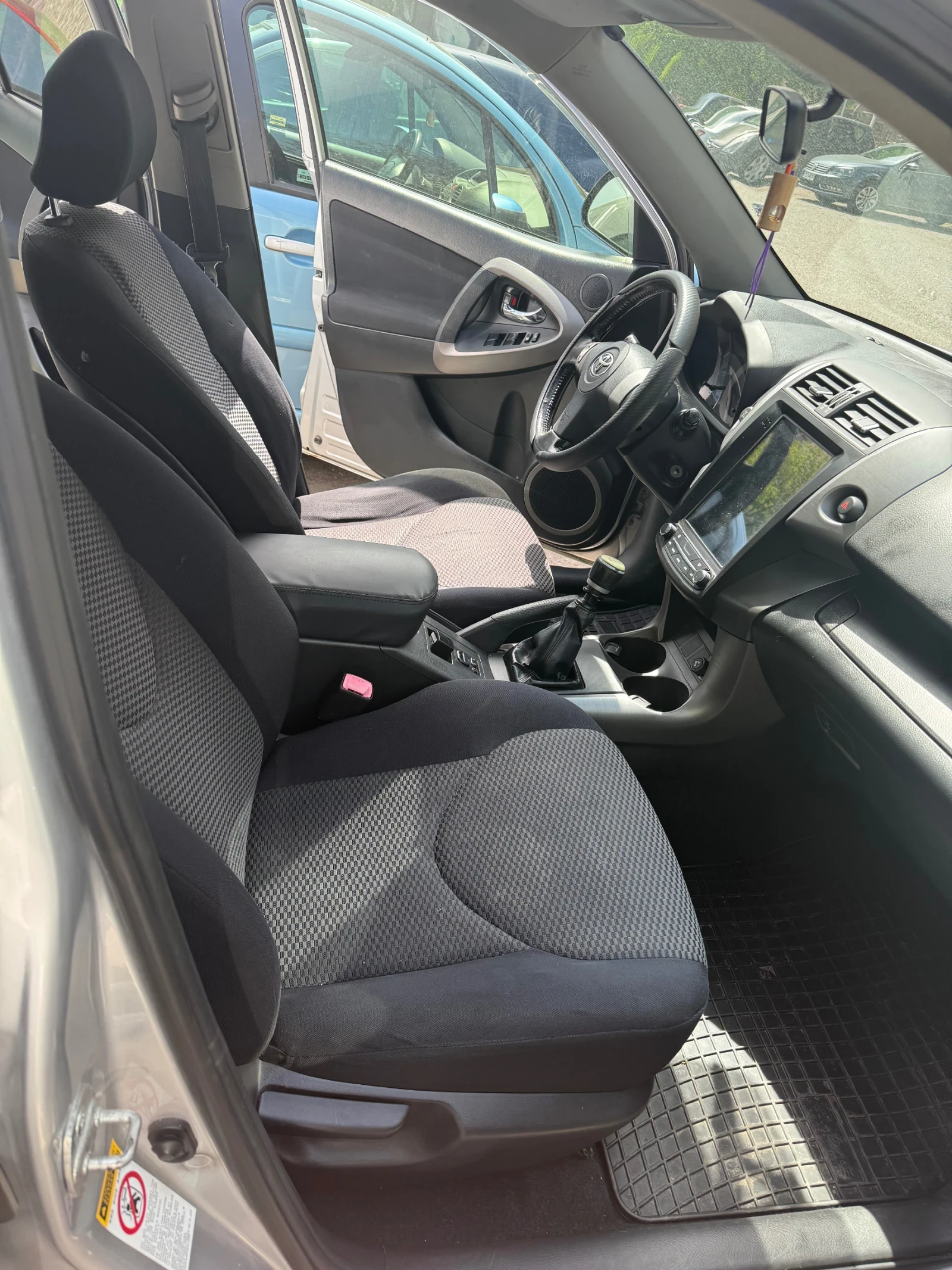 Toyota Rav4 2.2 D4D, снимка 7 - Автомобили и джипове - 55350001