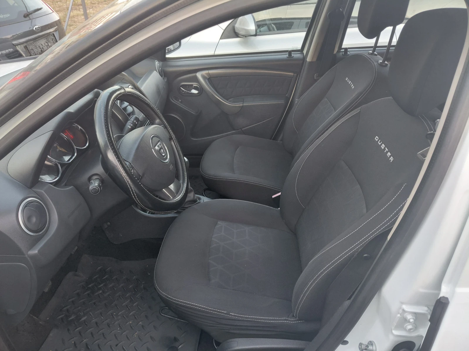 Dacia Duster 1.5dCi 4x4, снимка 10 - Автомобили и джипове - 55629483