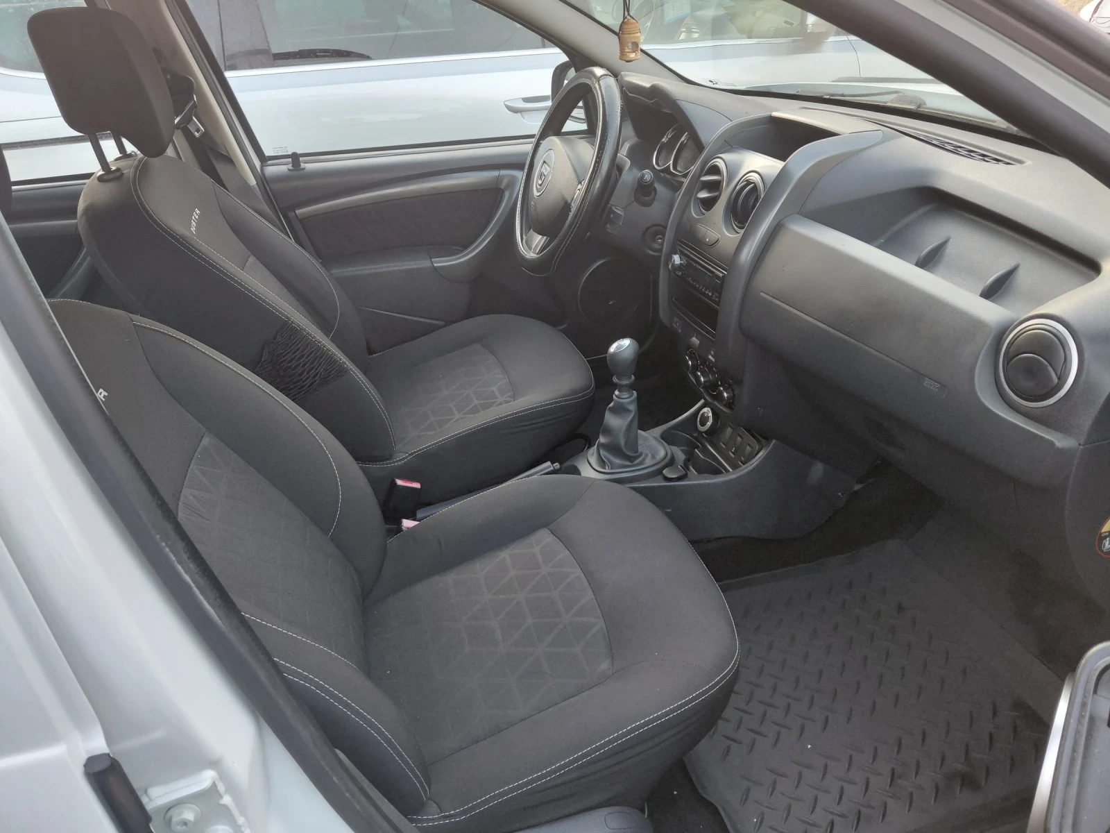 Dacia Duster 1.5dCi 4x4, снимка 11 - Автомобили и джипове - 55629483