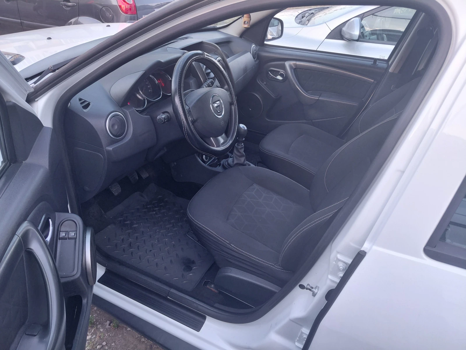 Dacia Duster 1.5dCi 4x4, снимка 13 - Автомобили и джипове - 55629483