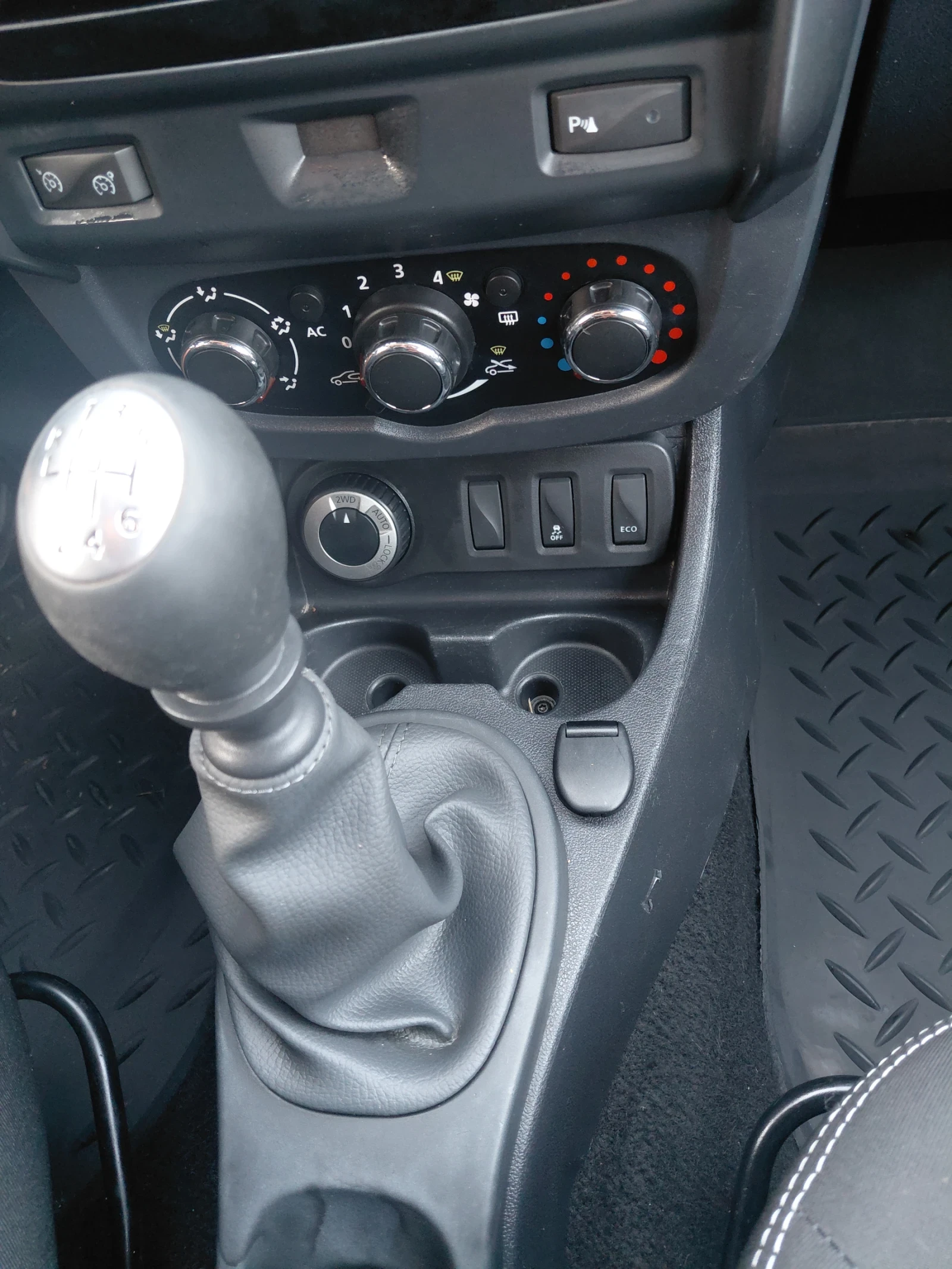 Dacia Duster 1.5dCi 4x4, снимка 15 - Автомобили и джипове - 55629483