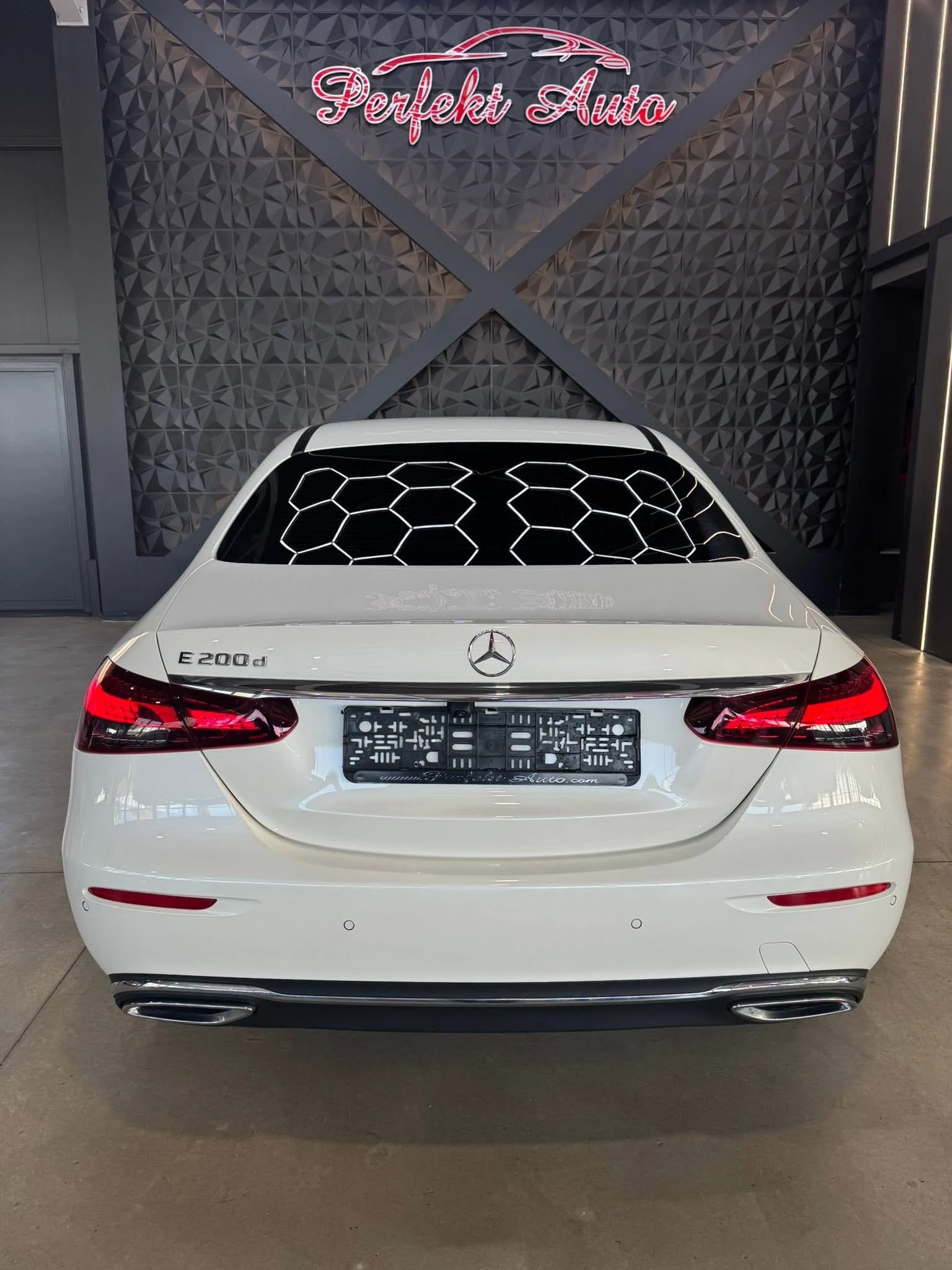 Mercedes-Benz E 200 FACELIFT , снимка 4 - Автомобили и джипове - 54564752