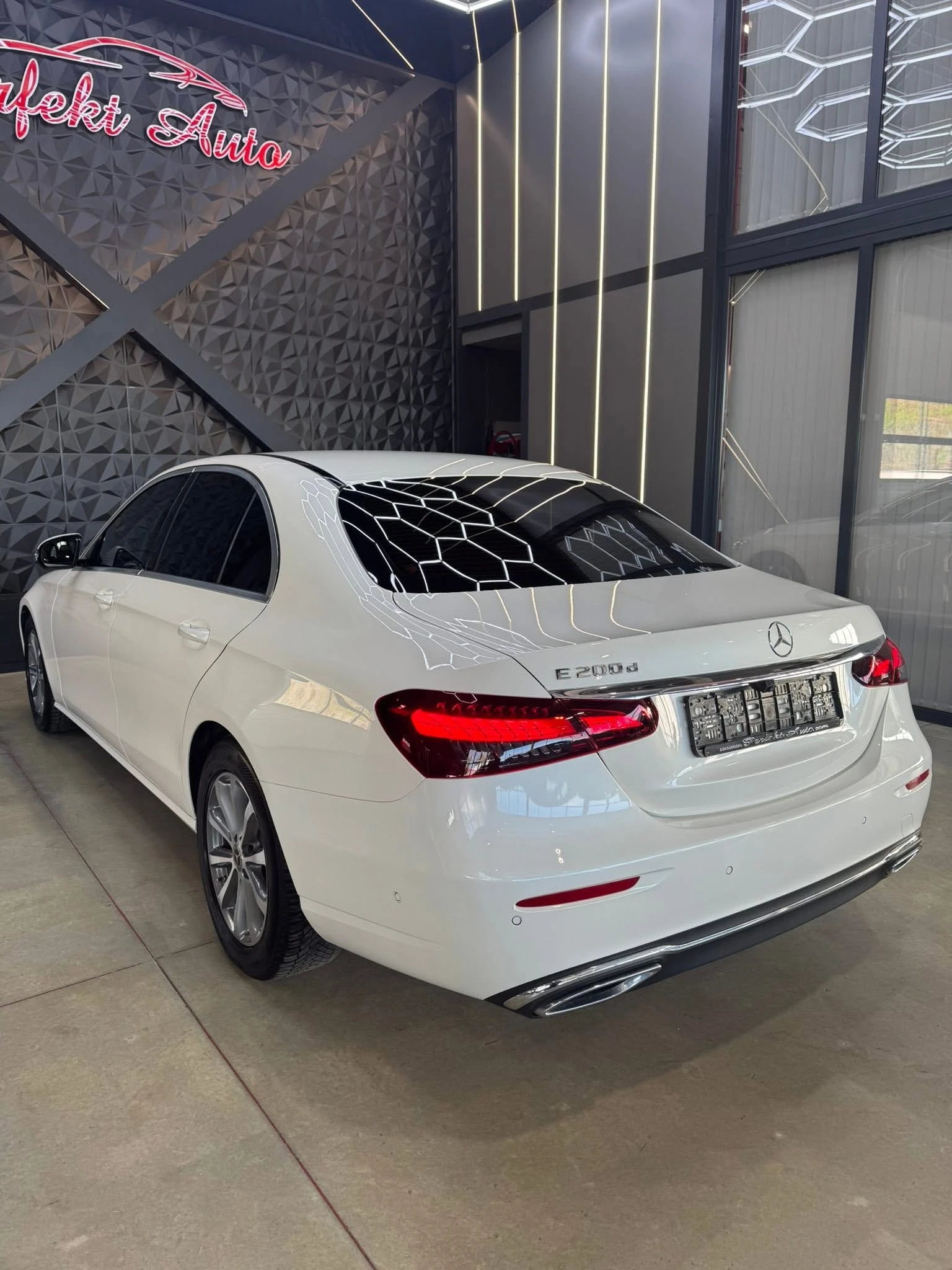 Mercedes-Benz E 200 FACELIFT , снимка 3 - Автомобили и джипове - 54564752