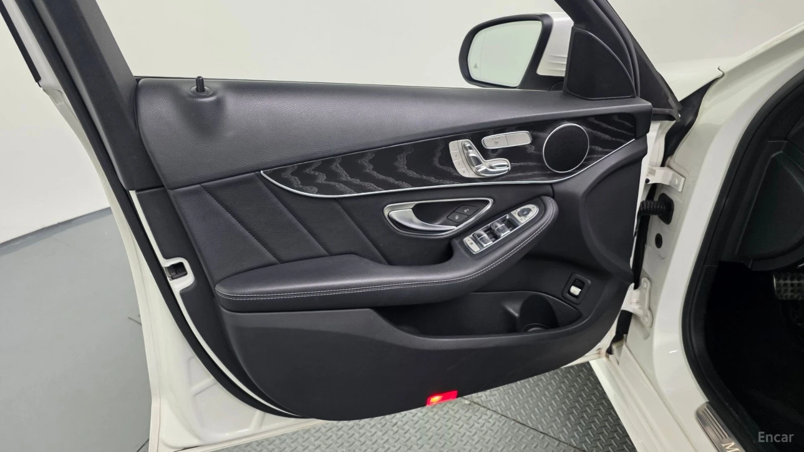 Mercedes-Benz C 200 4MATIC* AMG LINE* HEAD UP* DISTRO* LANE* PANO, снимка 14 - Автомобили и джипове - 55645705