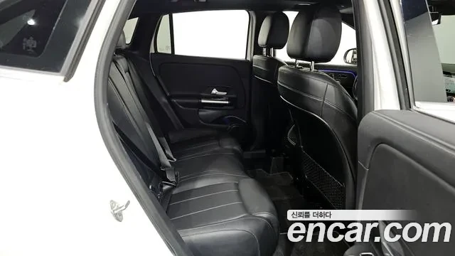 Mercedes-Benz GLA 220 ДИГИТАЛНО* ТАБЛО* LANE* ASSIST* ПАНОРАМА* 360КАМЕР, снимка 15 - Автомобили и джипове - 54782578