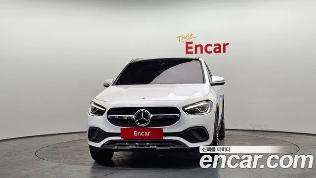 Mercedes-Benz GLA 220 ДИГИТАЛНО* ТАБЛО* LANE* ASSIST* ПАНОРАМА* 360КАМЕР, снимка 2 - Автомобили и джипове - 54782578