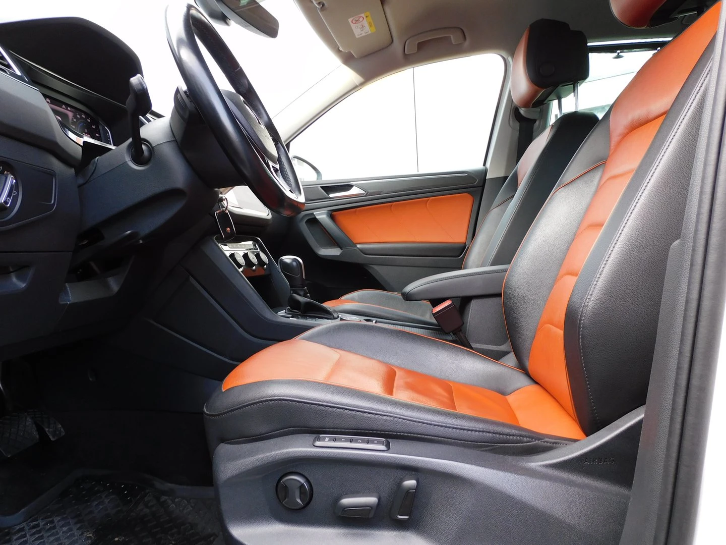 VW Tiguan 2.0 TDI SCR DSG 4MO Highline - изображение 6