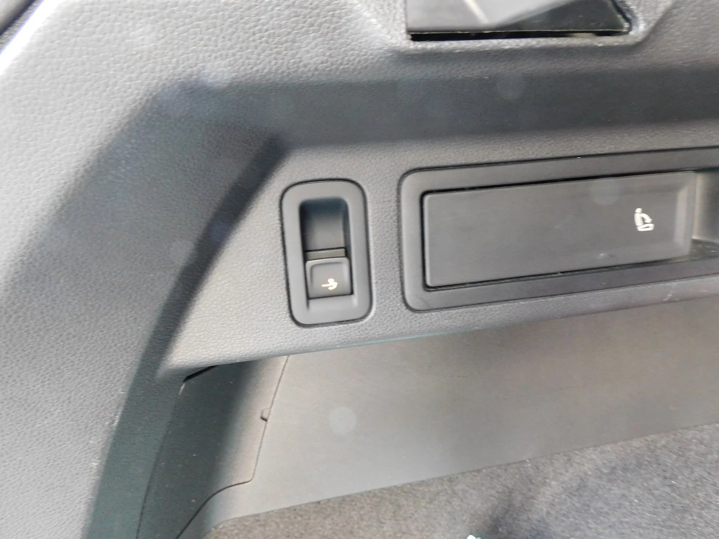 VW Tiguan 2.0 TDI SCR DSG 4MO Highline, снимка 16 - Автомобили и джипове - 54910234