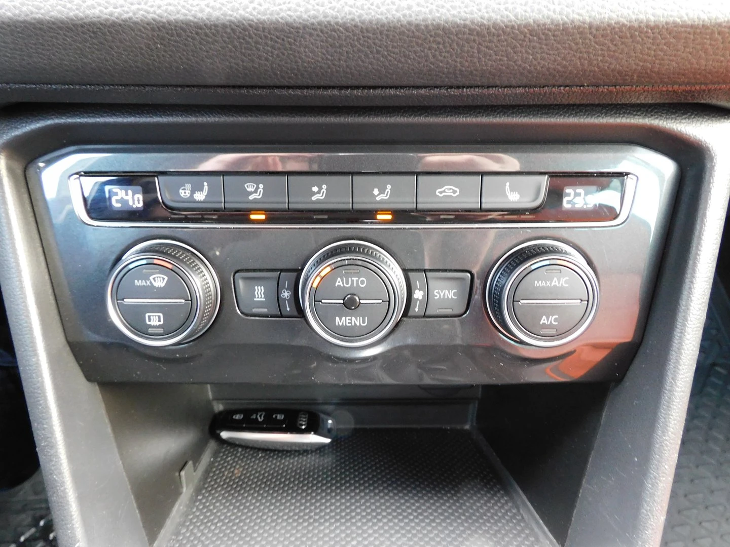 VW Tiguan 2.0 TDI SCR DSG 4MO Highline, снимка 14 - Автомобили и джипове - 54910234