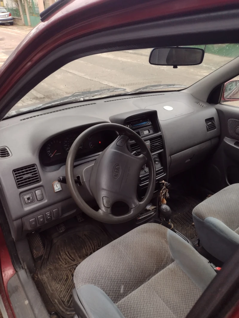 Kia Carens 1.8 i, снимка 6 - Автомобили и джипове - 53060299
