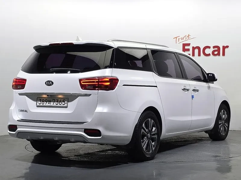 Kia Carnival 9-Seater Luxury, снимка 2 - Автомобили и джипове - 55278408
