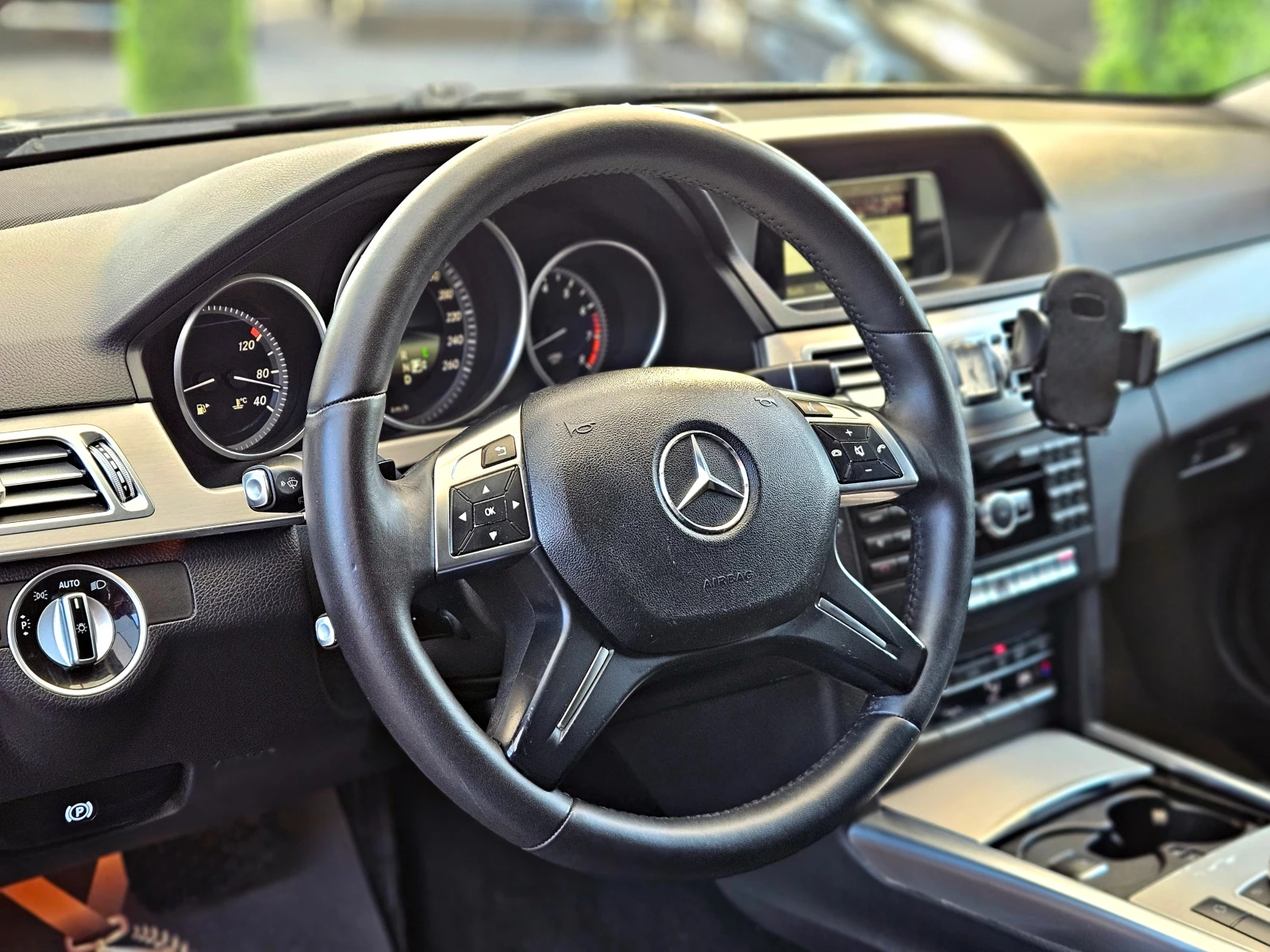 Mercedes-Benz E 200 AMG/FACE/ФАБРИЧЕН МЕТАН/ПОДГРЕВ/AMBIENT LIGHT - изображение 10