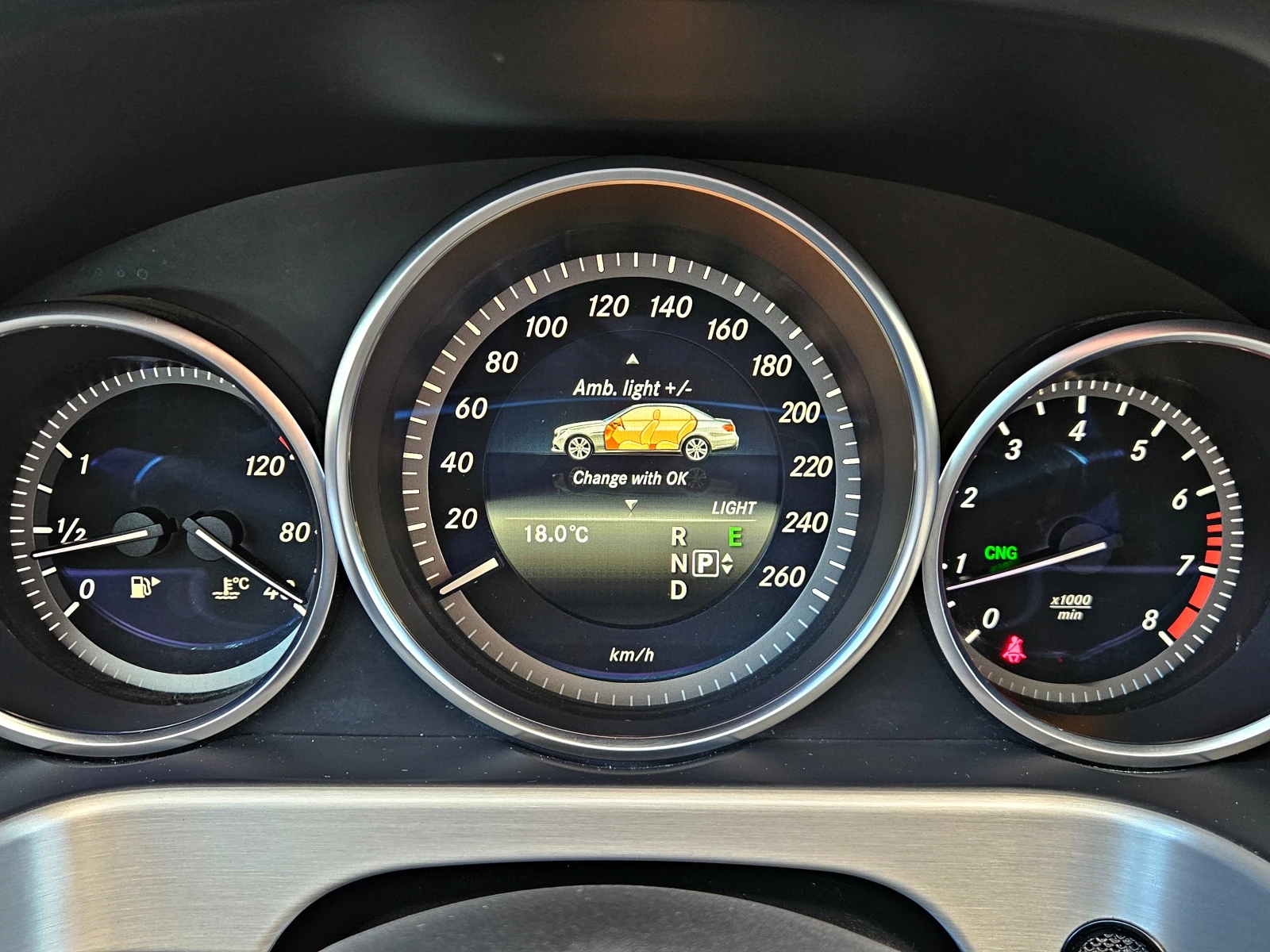 Mercedes-Benz E 200 AMG/FACE/ФАБРИЧЕН МЕТАН/ПОДГРЕВ/AMBIENT LIGHT - изображение 9