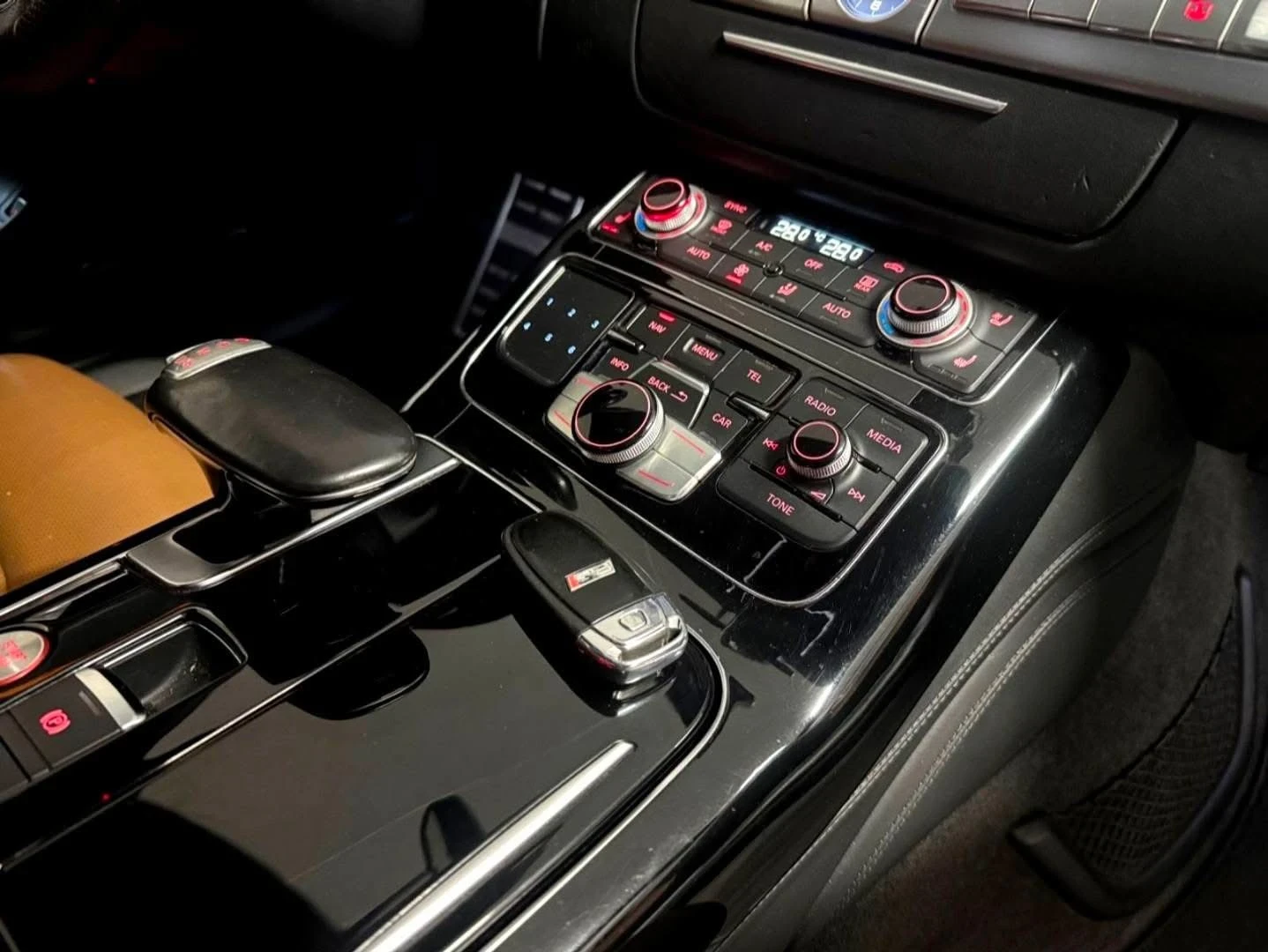 Audi S8 4.0 V8 BLACK EDITION MATRIX B&O HUD ЛИЗИНГ 100%, снимка 12 - Автомобили и джипове - 54097056