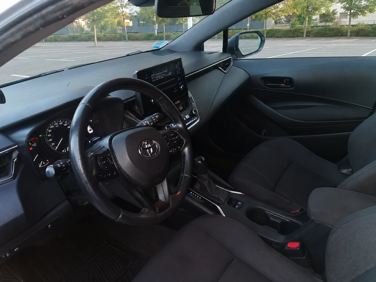 Toyota Corolla 1.8 hybrid, снимка 4 - Автомобили и джипове - 55335622