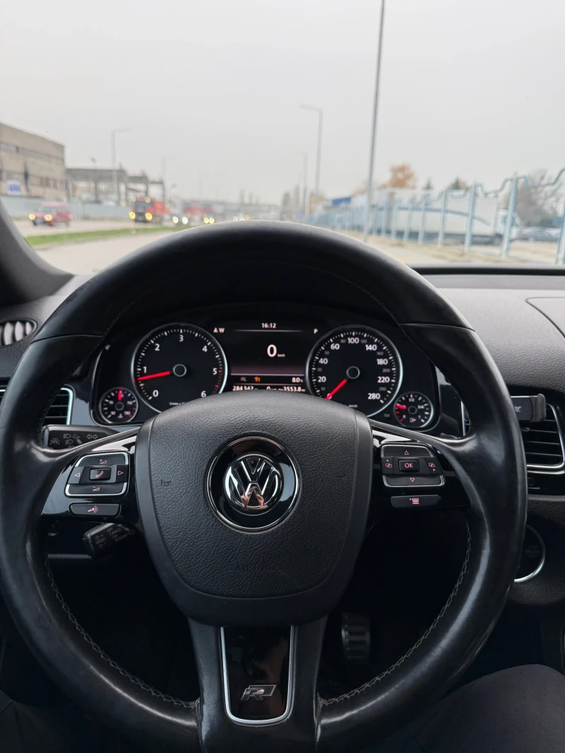 VW Touareg * R-Line* 4.2TDI* V8* PANO* KEYLESS* ТОП ЦЕНА* , снимка 9 - Автомобили и джипове - 52478082