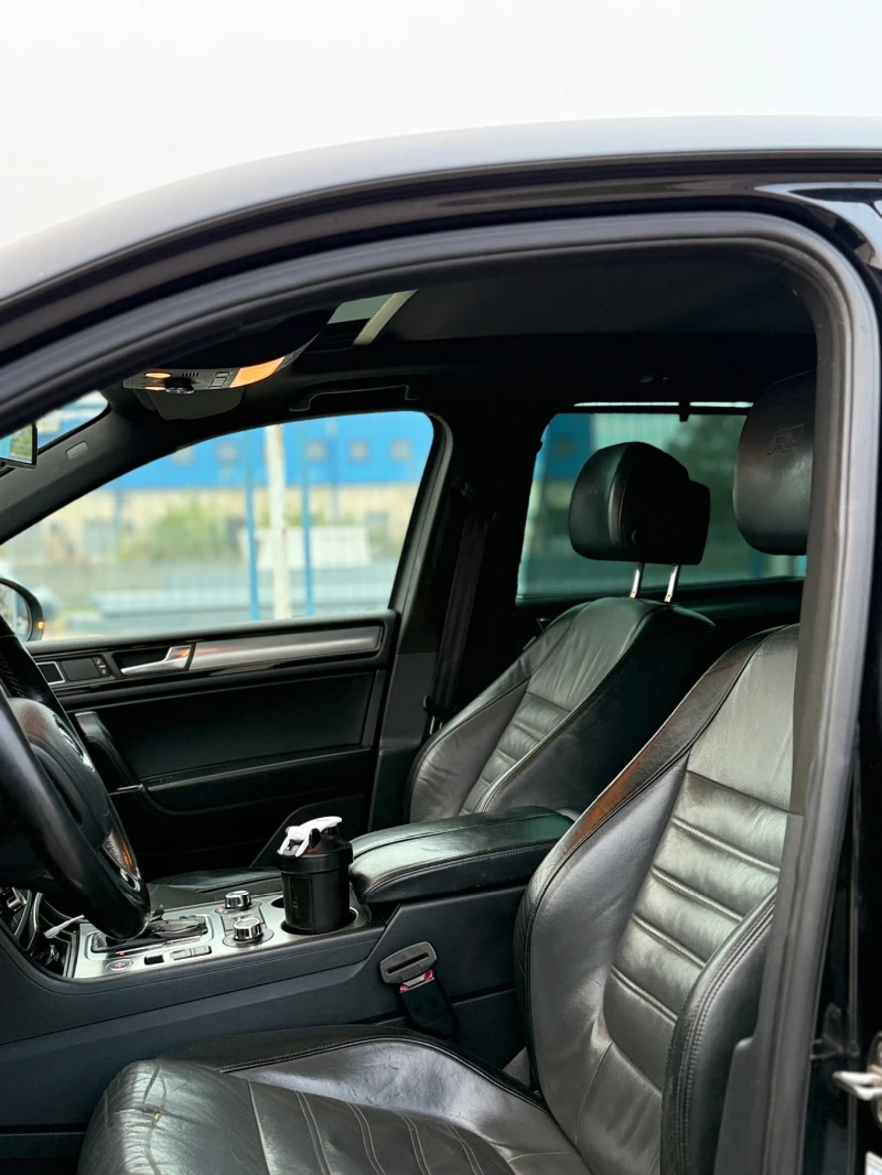 VW Touareg * R-Line* 4.2TDI* V8* PANO* KEYLESS* ТОП ЦЕНА* , снимка 8 - Автомобили и джипове - 52478082