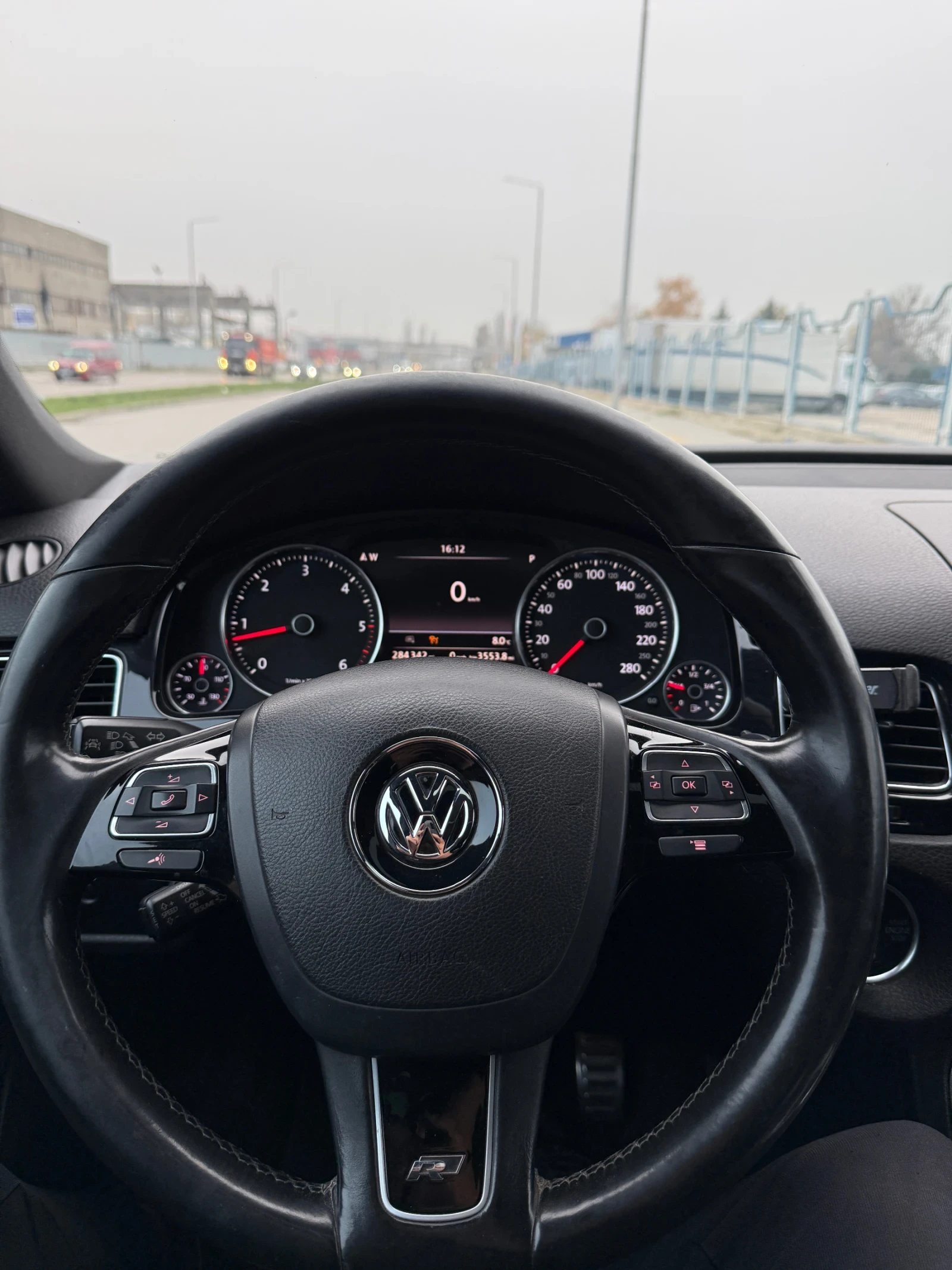 VW Touareg * R-Line* 4.2TDI* V8* PANO* KEYLESS* ТОП ЦЕНА*  - изображение 9