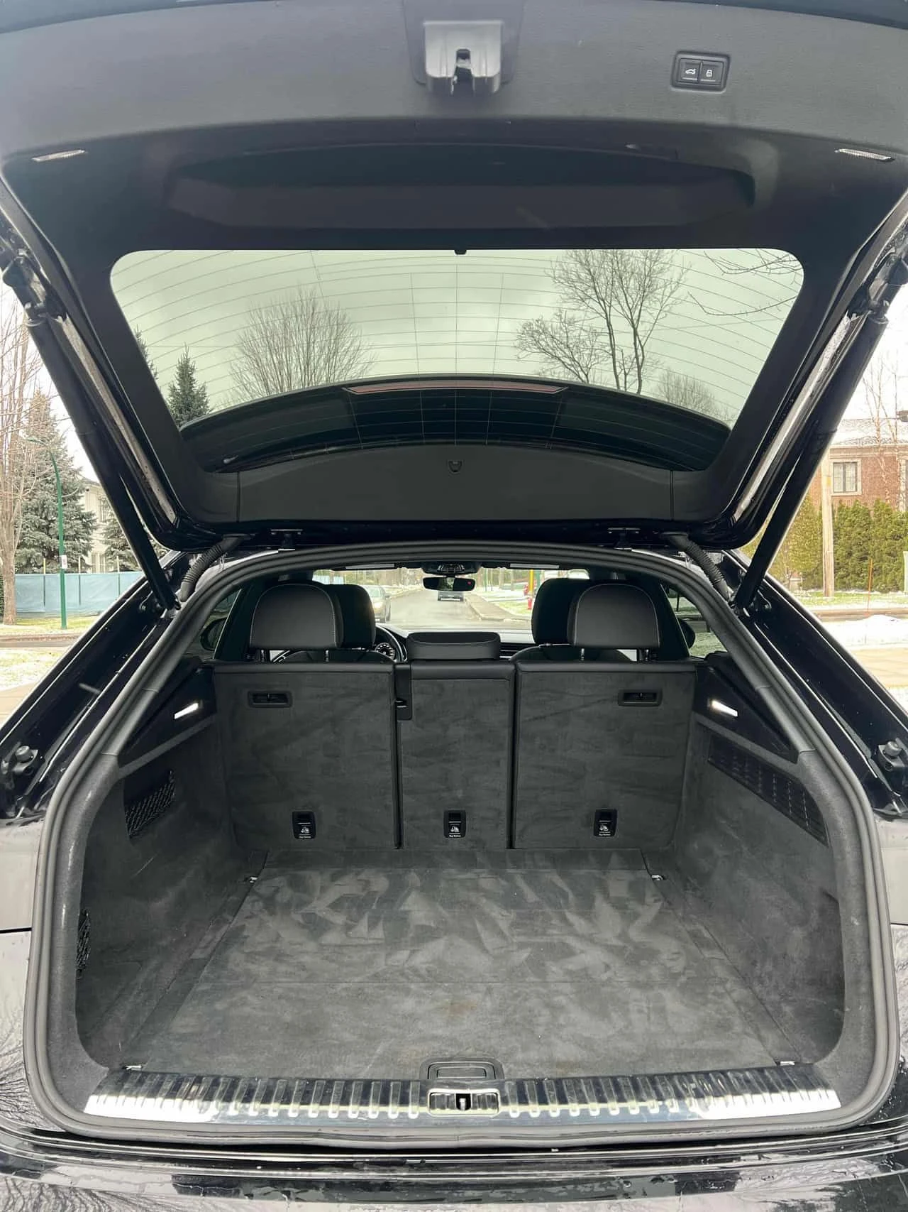 Audi Q8 * Progressiv * ОБДУХВАНЕ * KEYLESS  * 360 * CARFAX, снимка 17 - Автомобили и джипове - 54568842