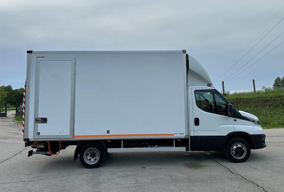 Iveco 35c18 HI-MATIC* БОРД 1000кг* 4.45м* ВЪЗ.ВЪЗГЛАВНИЦИ* LED - изображение 4