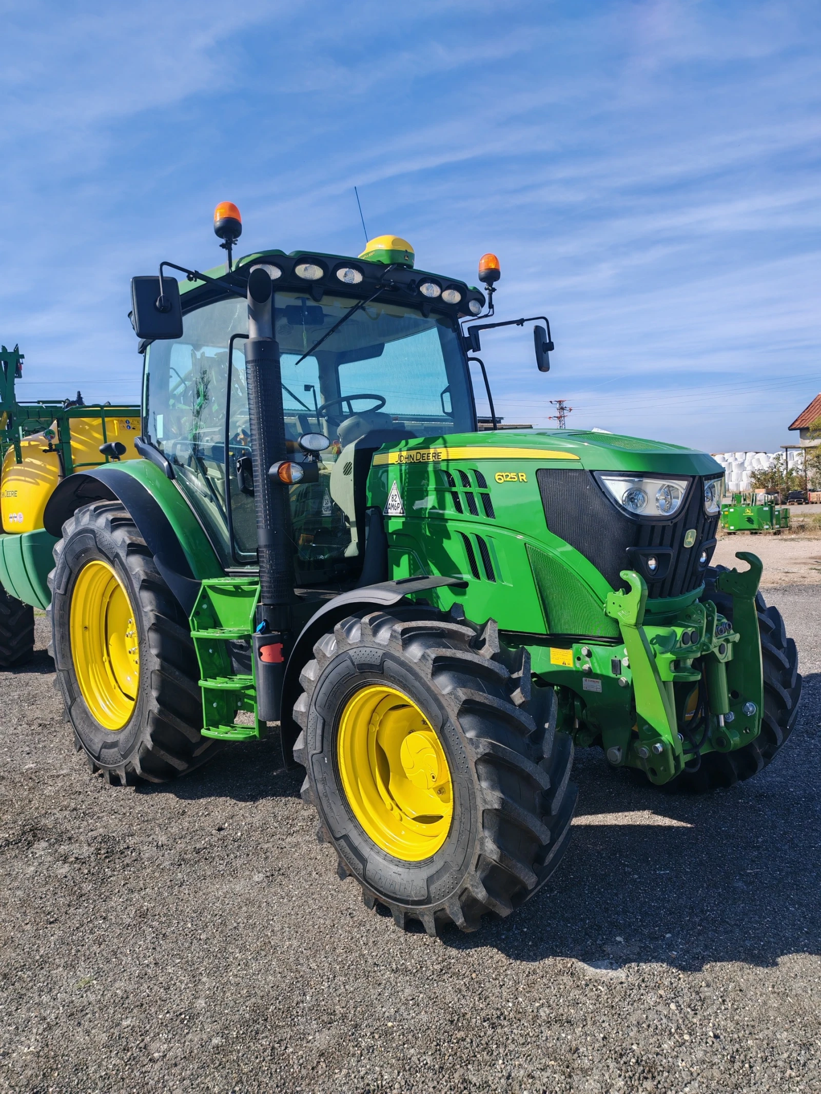 Трактор John Deere 6125R лизинг с първоначална вноска 20 %