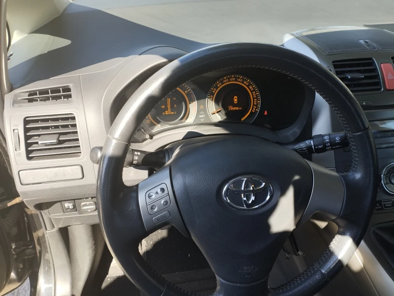 Toyota Auris, снимка 9 - Автомобили и джипове - 44880914