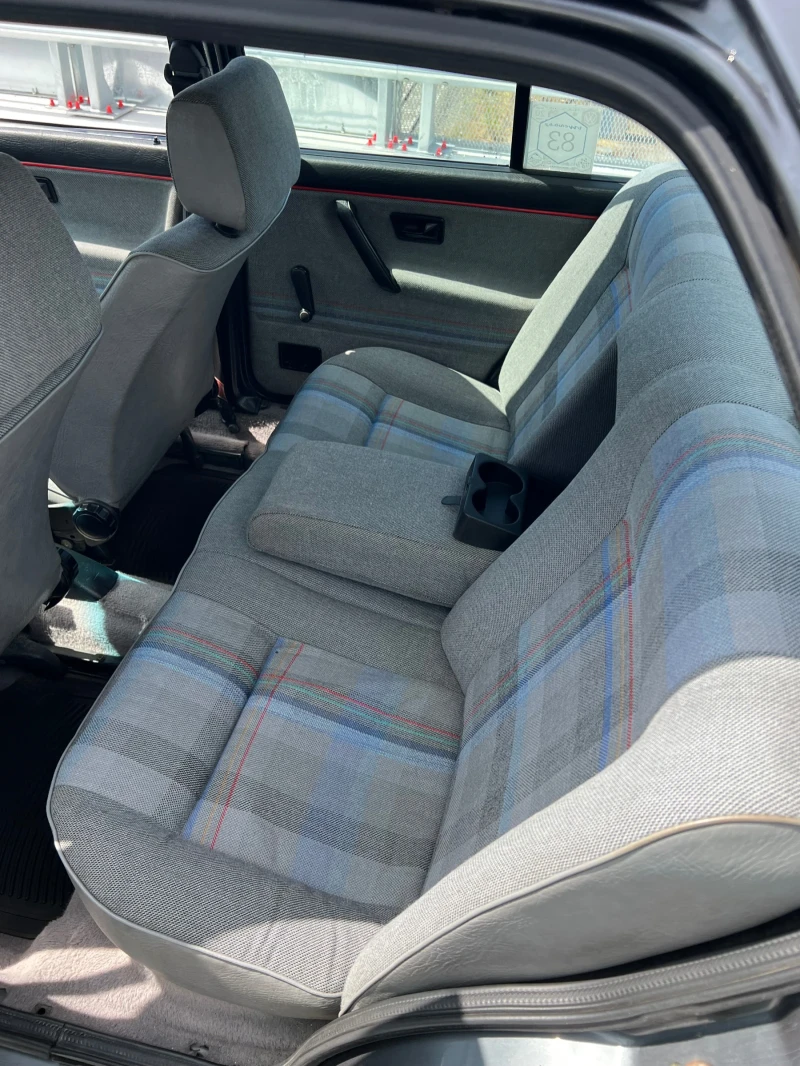 VW Jetta 1.6, снимка 4 - Автомобили и джипове - 51827715