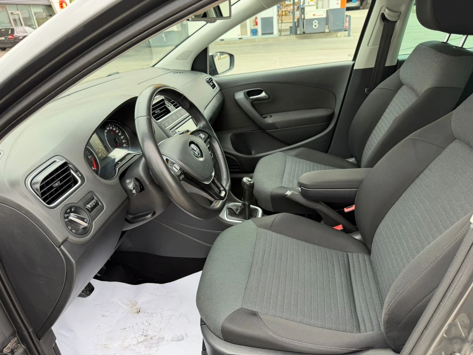 VW Polo 1.6 TDI, снимка 8 - Автомобили и джипове - 54464861