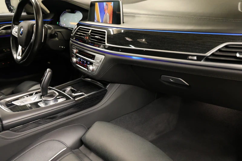 BMW 750 i xDrive, M-Paket, 3xTV, 4xOбдухване, Вакуми, FULL, снимка 12 - Автомобили и джипове - 46557123