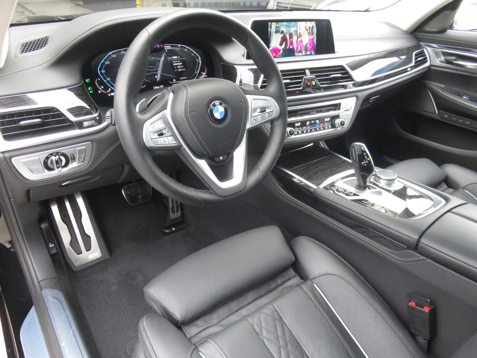 BMW 750 i xDrive, M-Paket, 3xTV, 4xOбдухване, Вакуми, FULL - изображение 10