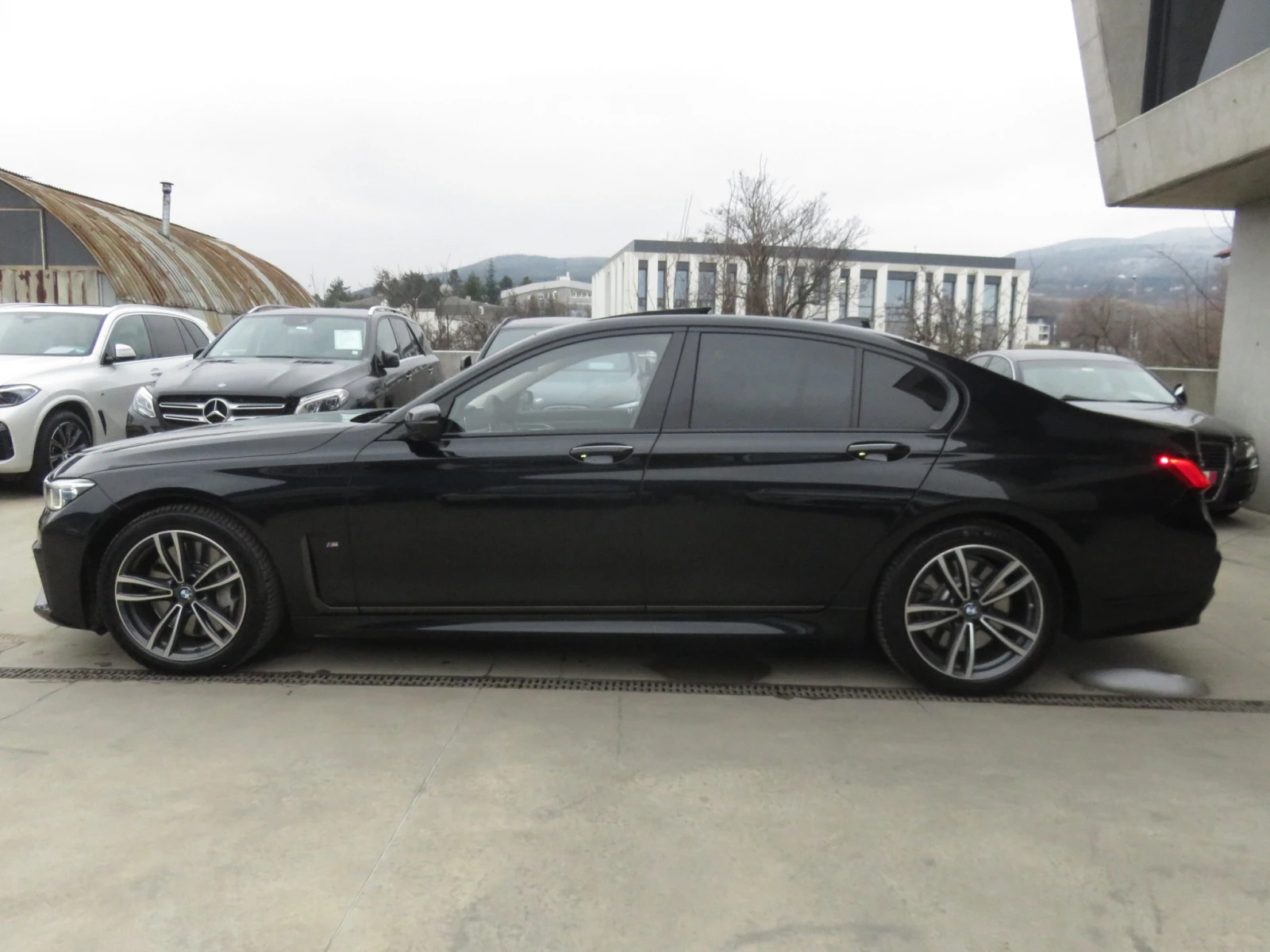 BMW 750 i xDrive, M-Paket, 3xTV, 4xOбдухване, Вакуми, FULL - изображение 2