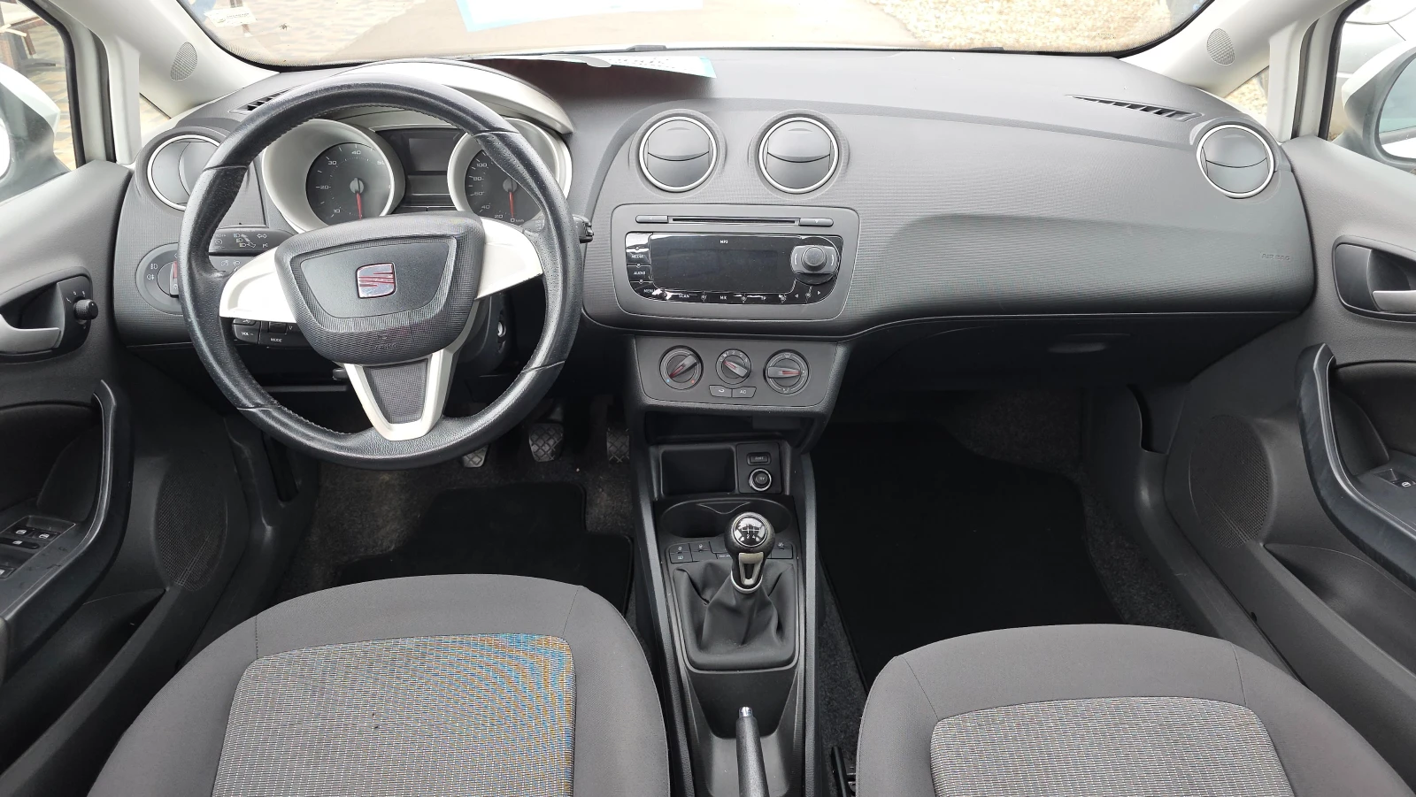 Seat Ibiza 1.6TDI, снимка 9 - Автомобили и джипове - 54473181
