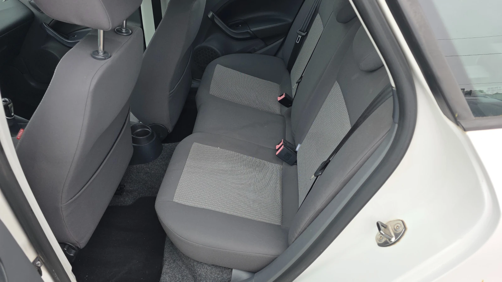 Seat Ibiza 1.6TDI, снимка 10 - Автомобили и джипове - 54473181