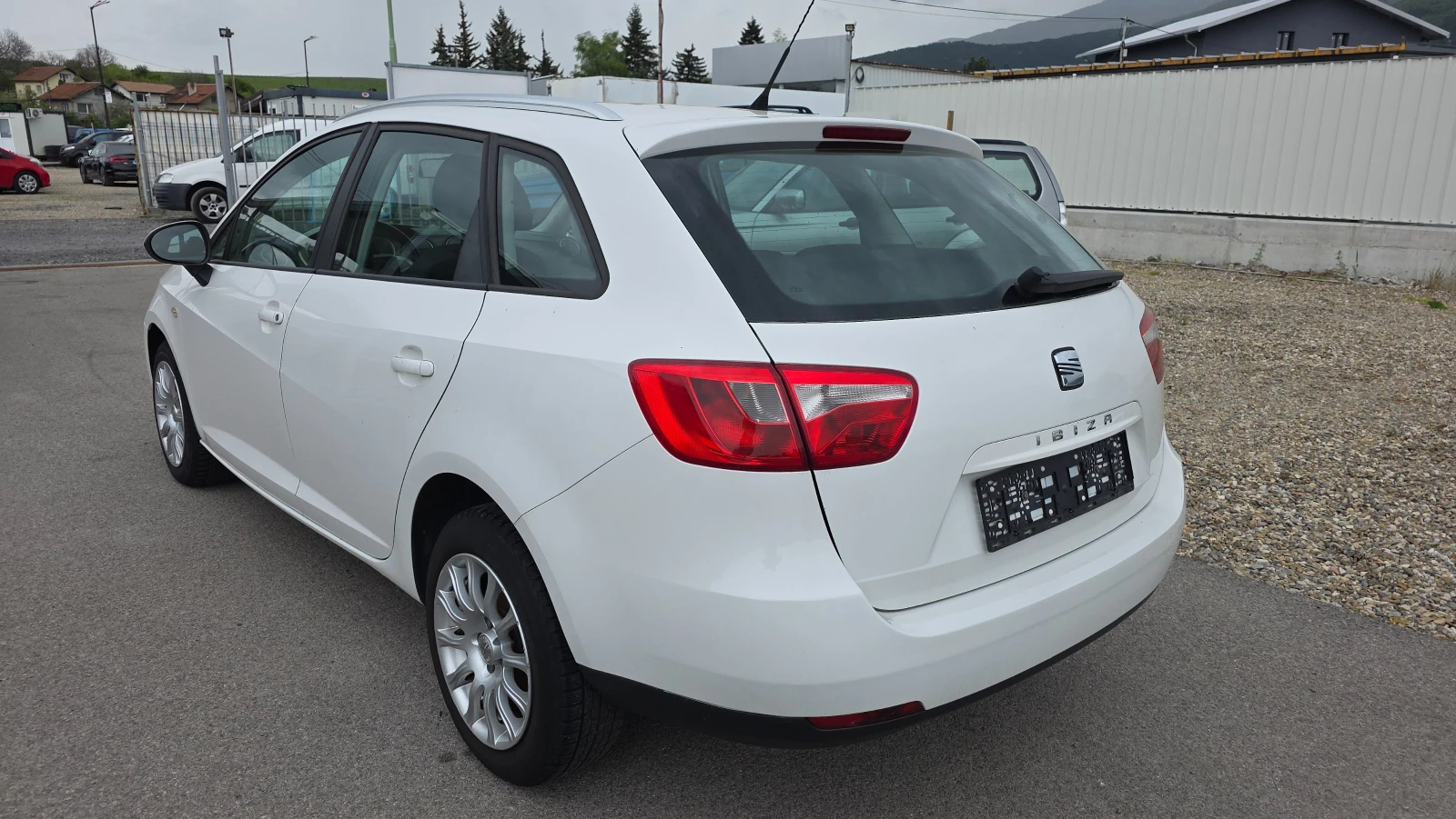 Seat Ibiza 1.6TDI, снимка 7 - Автомобили и джипове - 54473181