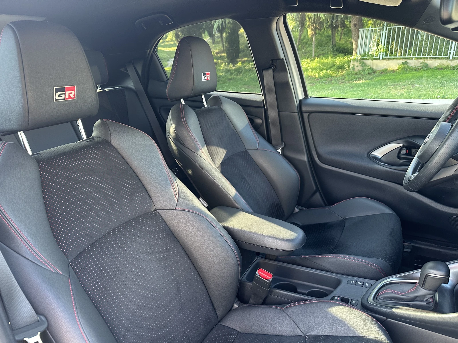 Toyota Yaris Hybrid GR Sport, снимка 6 - Автомобили и джипове - 54842880