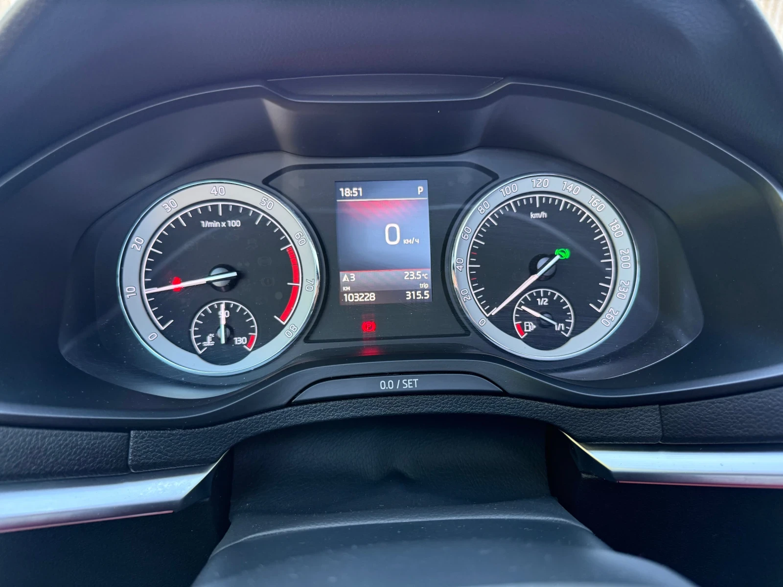 Skoda Karoq 1.5 TSI 7 DSG /Панорама/Печка, снимка 11 - Автомобили и джипове - 53829507