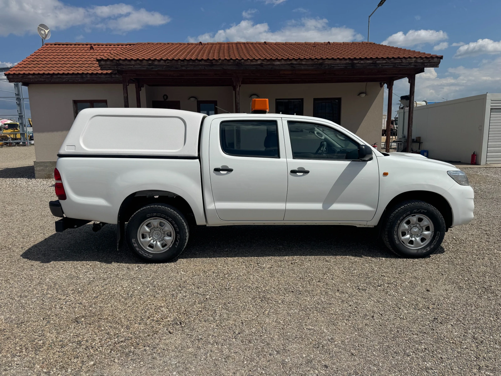Toyota Hilux 2.5D 4X4 HARDTOP, снимка 8 - Автомобили и джипове - 54064516