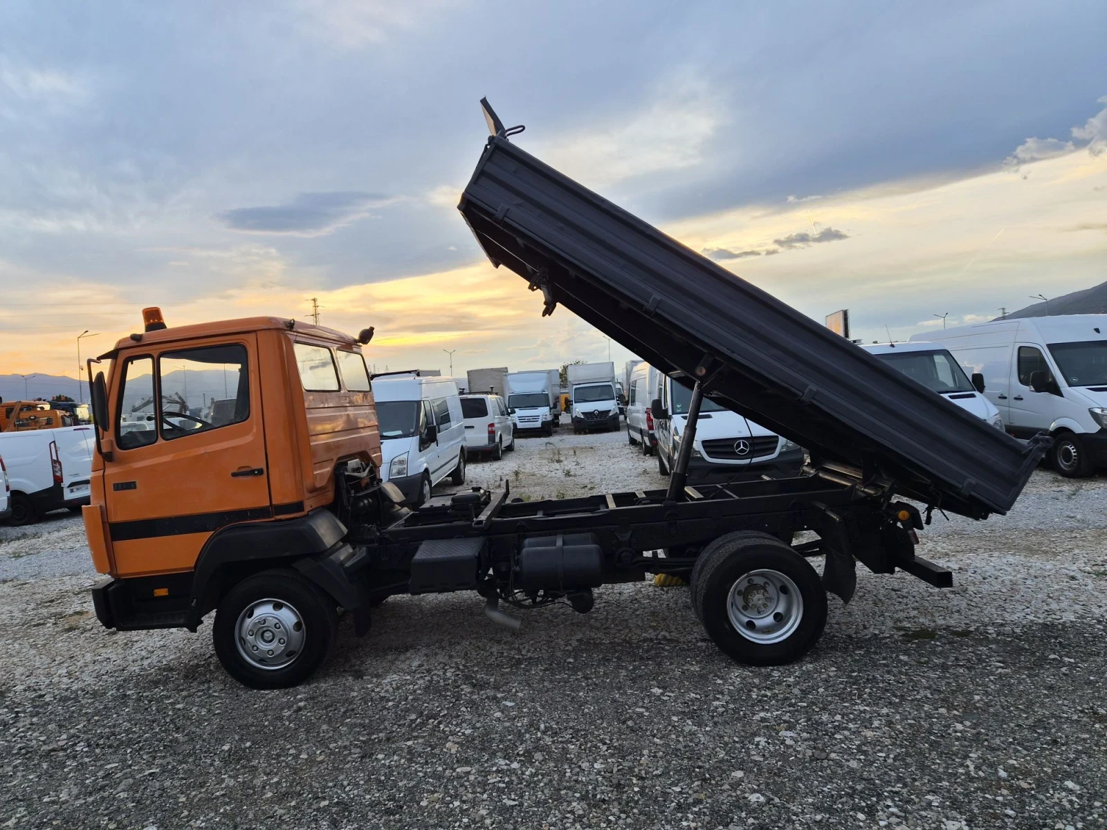 Mercedes-Benz 814 Тристранен самосвал, снимка 2 - Камиони - 56168431