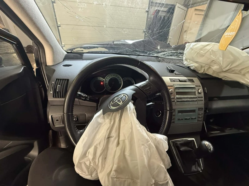 Toyota Corolla verso 1.6 VVTI 110кс 2008г НА ЧАСТИ, снимка 7 - Автомобили и джипове - 52982177