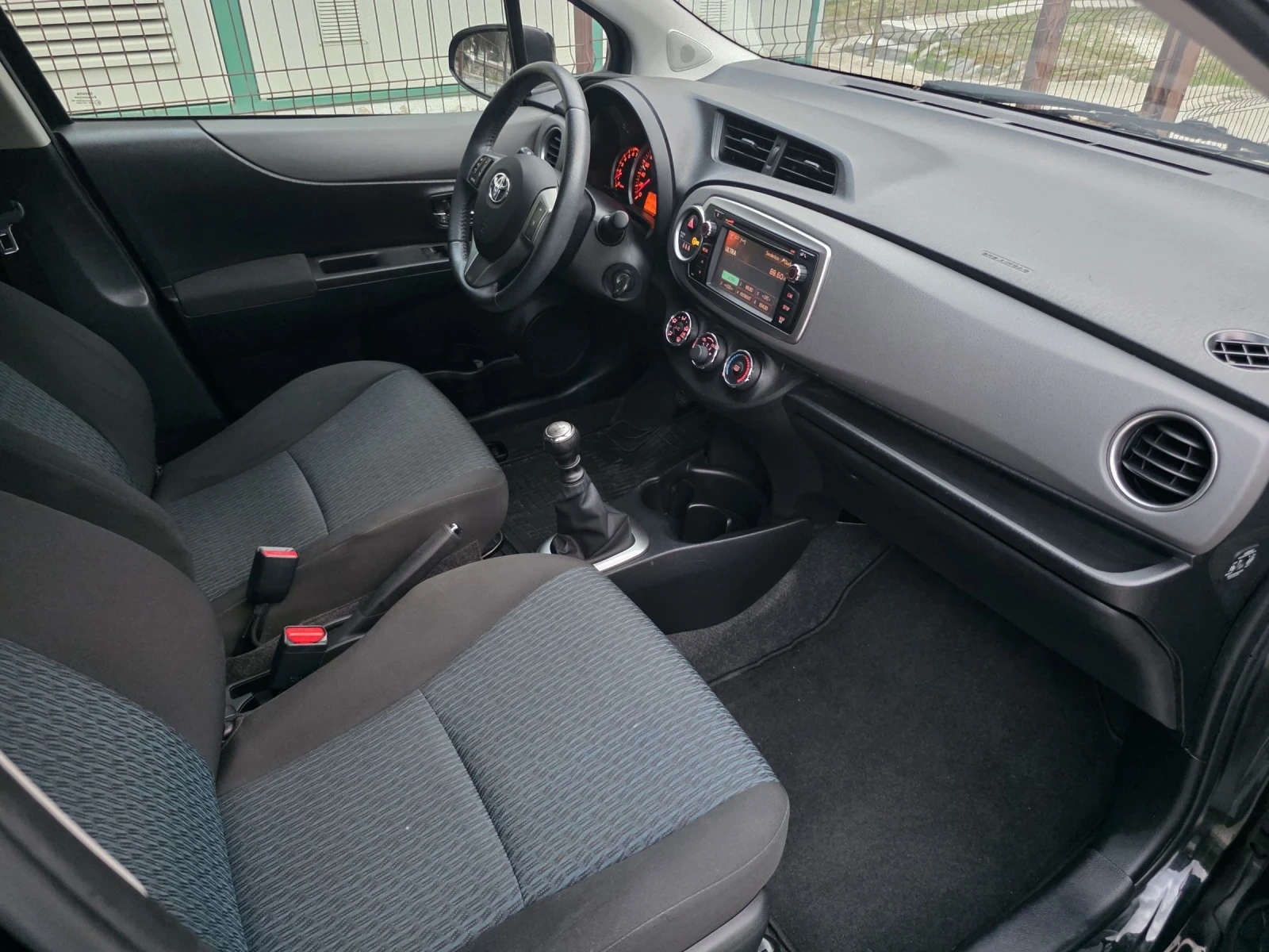 Toyota Yaris 1.33 VVT-i 94.000KM * TOP* , снимка 12 - Автомобили и джипове - 55270208