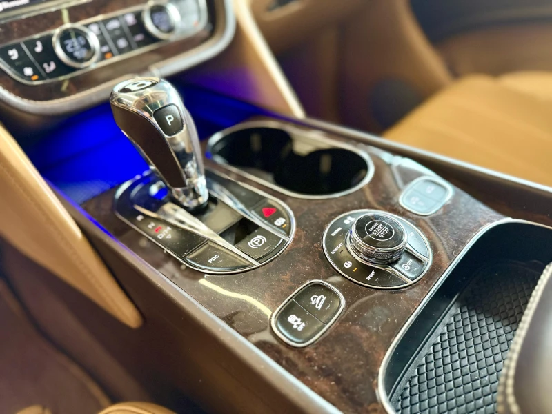 Bentley Bentayga V8 * Panorama* 22&#34;* SoftClose* Лизинг, снимка 12 - Автомобили и джипове - 50656961