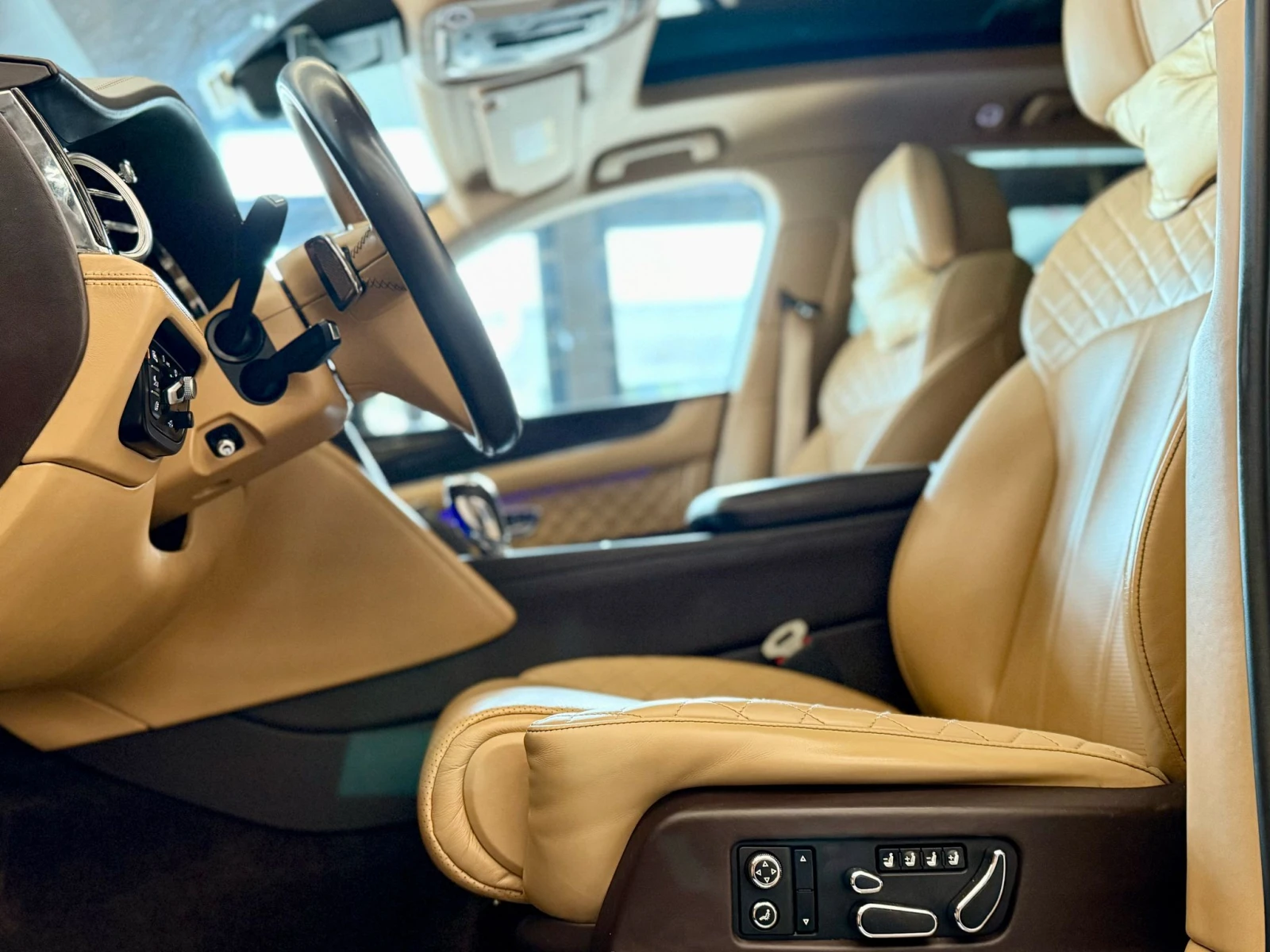 Bentley Bentayga V8 * Panorama* 22"* SoftClose* Лизинг - изображение 8