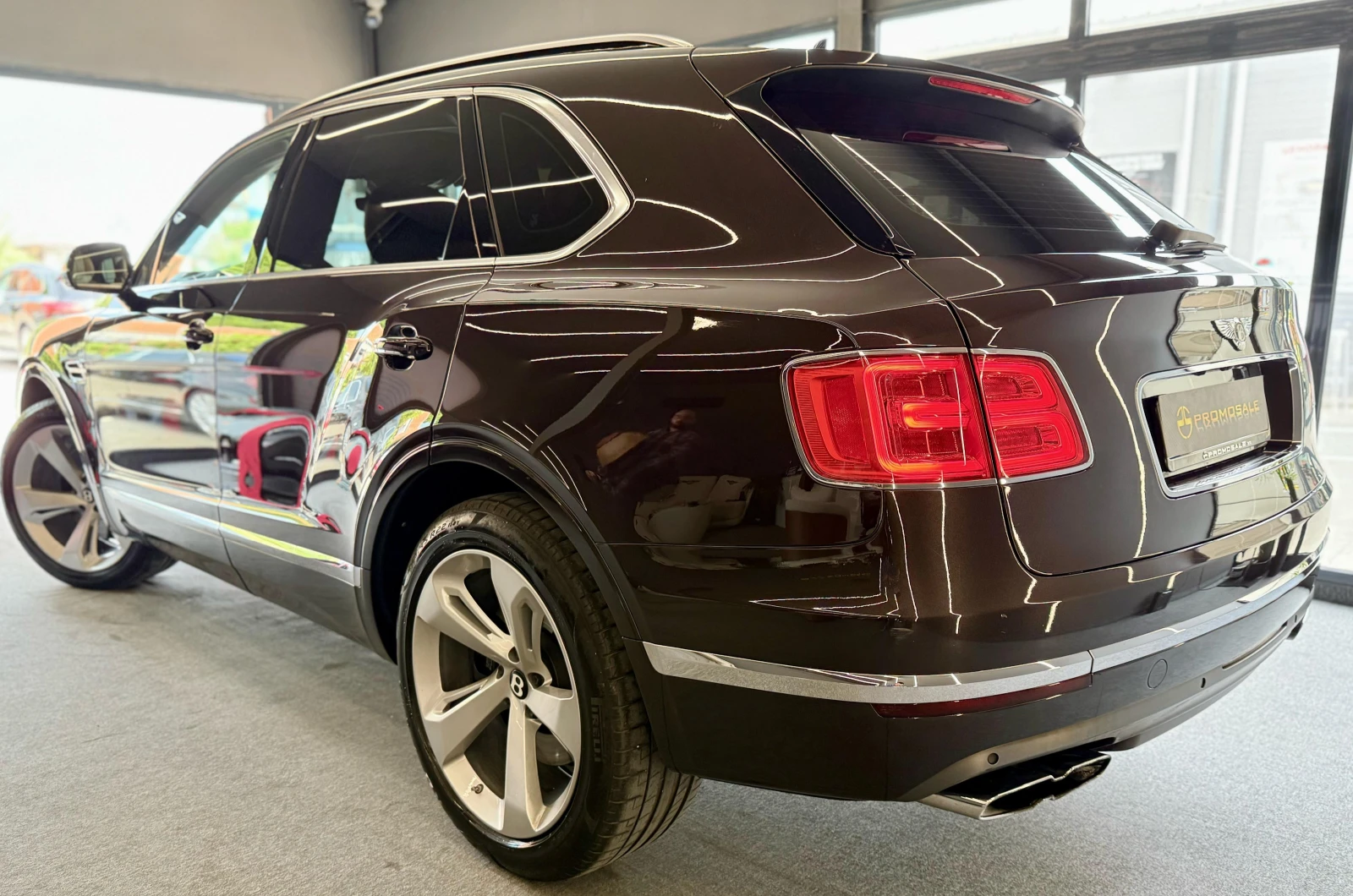 Bentley Bentayga V8 * Panorama* 22"* SoftClose* Лизинг - изображение 4