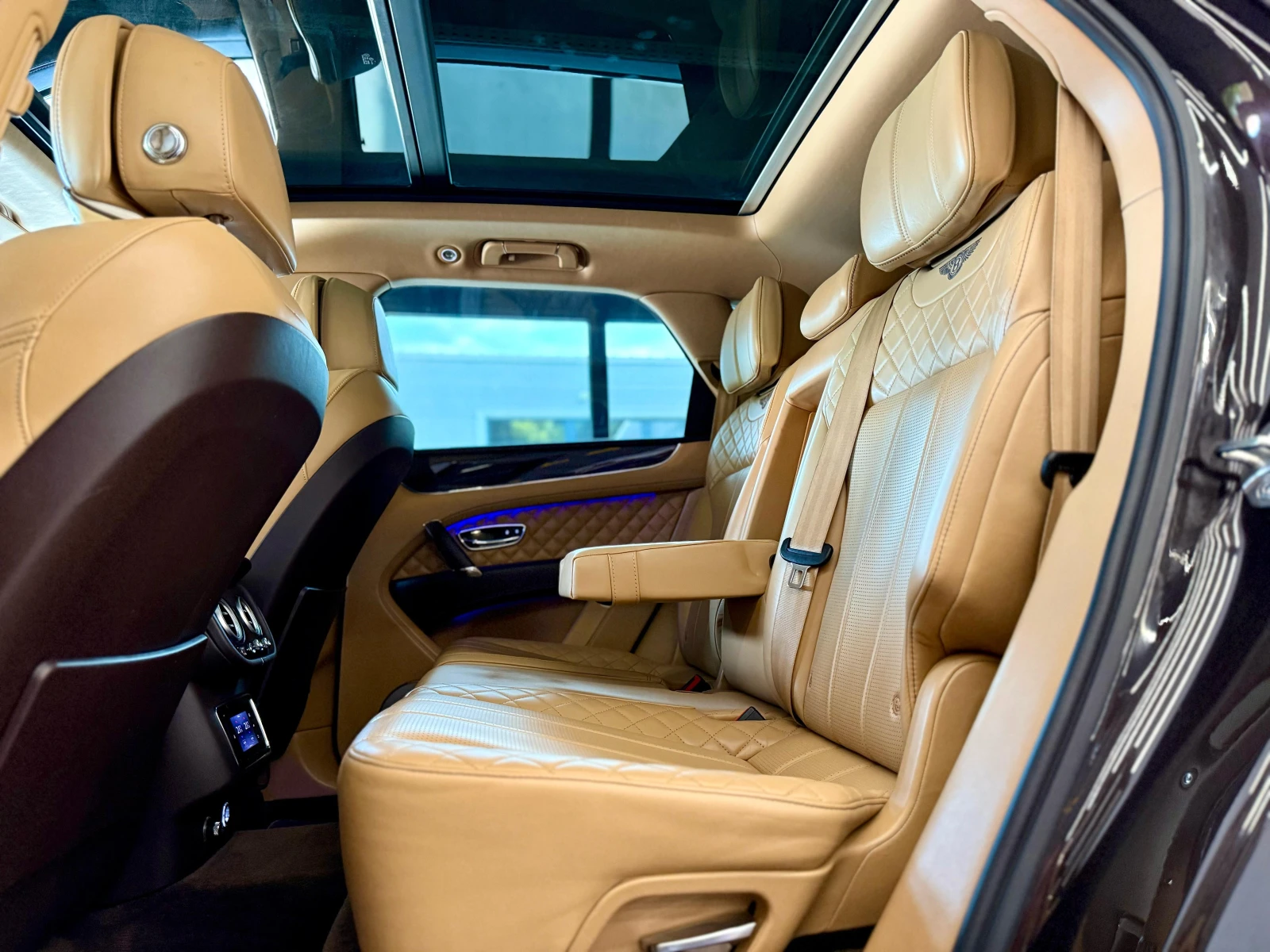 Bentley Bentayga V8 * Panorama* 22"* SoftClose*  | Mobile.bg   15