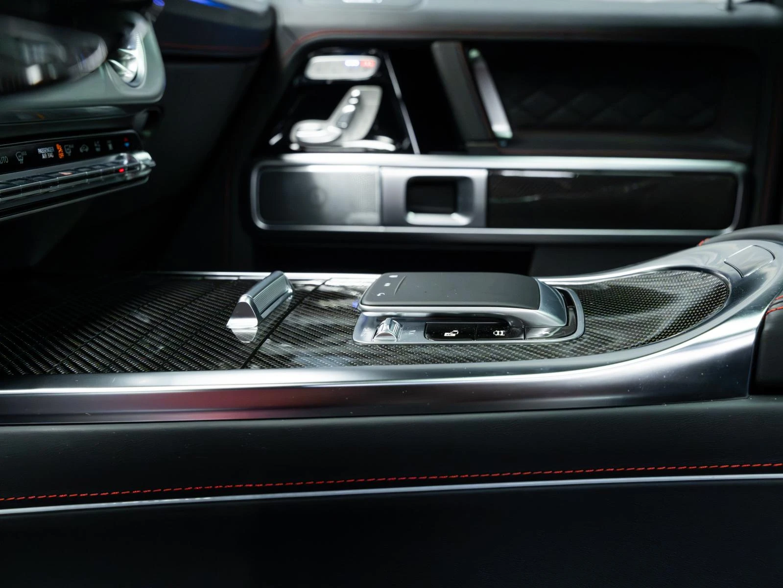 Mercedes-Benz G 63 AMG FACELIFT* FULL CARBON* 3XTV* 4D BURMESTER* 360CAM*, снимка 17 - Автомобили и джипове - 54206608